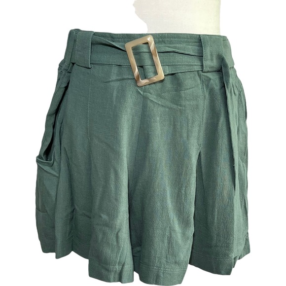 Washed and Pleated Linen and Cotton Blend Shorts with Pockets and Belt Detail - Picture 6 of 7